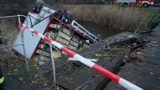 Kippen halen de slacht niet, maar komen om bij verkeersongeluk. Kippen halen de slacht niet, maar komen om bij verkeersongeluk.