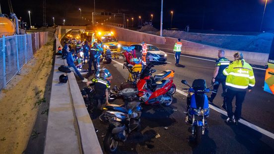 Zwaar ongeval met motorrijders op A20 | Lichtgewonden in Sliedrecht na steekpartij. Zwaar ongeval met motorrijders op A20 | Lichtgewonden in Sliedrecht na steekpartij.