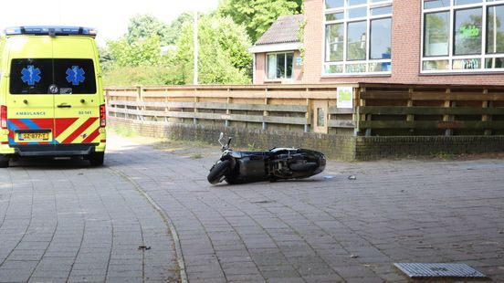 Scooterrijder gewond door botsing met auto in Emmen. Scooterrijder gewond door botsing met auto in Emmen.