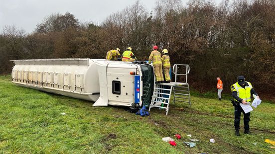 112 nieuws: Chauffeur vast in gekantelde vrachtwagen | Hond doodgestoken in Zwolle.