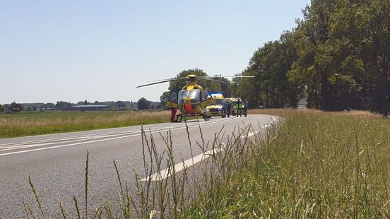 Wielrenner mee in traumahelikopter na ernstig ongeluk in Markelo.