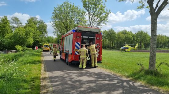 Fietser raakt ernstig gewond bij ongeval met voerwagen. Fietser raakt ernstig gewond bij ongeval met voerwagen.