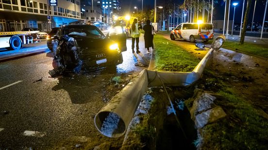 Botsing drie autos op A4 bij Vlaardingen-Oost | Auto crasht tegen lantaarnpaal op de Boompjes in Rotterdam-Centrum. Botsing drie autos op A4 bij Vlaardingen-Oost | Auto crasht tegen lantaarnpaal op de Boompjes in Rotterdam-Centrum.