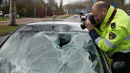 Vrouw zwaargewond bij aanrijding Kralingse Zoom. Vrouw zwaargewond bij aanrijding Kralingse Zoom.