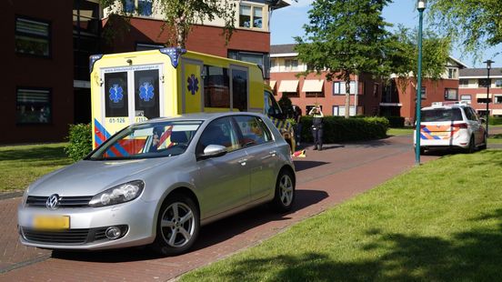 Vrouw gewond door aanrijding met auto in Eelde. Vrouw gewond door aanrijding met auto in Eelde.