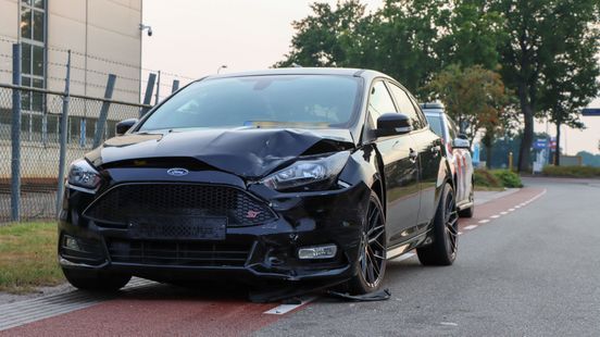 Gewonde bij botsing tussen twee autos in Nieuw-Amsterdam. Gewonde bij botsing tussen twee autos in Nieuw-Amsterdam.