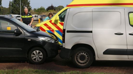 Automobilist naar ziekenhuis na kop-staartbotsing in Weerdinge.