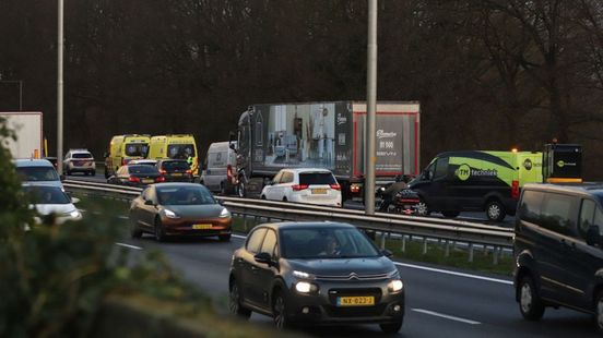 Ongeluk met vrachtwagen, grote vertraging op A1. Ongeluk met vrachtwagen, grote vertraging op A1.