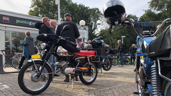 Met zijn allen op de brommer: 'Het is gewoon hartstikke gezellig!' - RTV  Noord