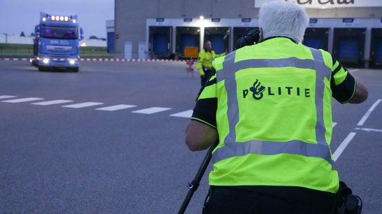 Man overlijdt door ongeval met dieplader in Ridderkerk. Man overlijdt door ongeval met dieplader in Ridderkerk.