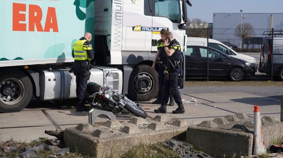 Motorrijder zwaargewond bij botsing met vrachtwagen in Rogat.
