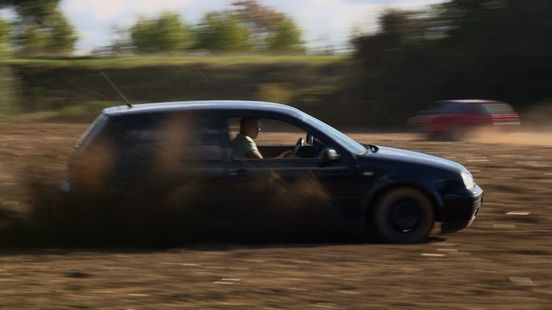 Deze keet scheurt één keer per jaar met alle remmen los door het maisveld