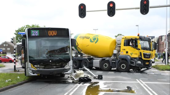 Drie gewonden bij botsing tussen bus en truck met betonmixer in Vleuten.