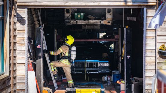 Motor en auto in vlammen op na botsing | Brand in schuur met bijzondere Chevy-verzameling. Motor en auto in vlammen op na botsing | Brand in schuur met bijzondere Chevy-verzameling.