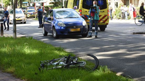 Fietser raakt zwaargewond bij ongeluk in Emmen. Fietser raakt zwaargewond bij ongeluk in Emmen.