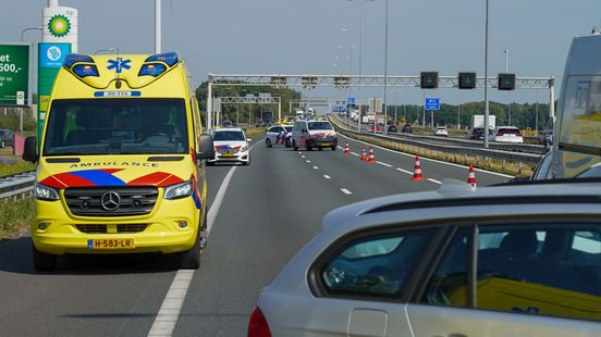 A27 bij Nieuwegein dicht vanwege botsing met 8 voertuigen.