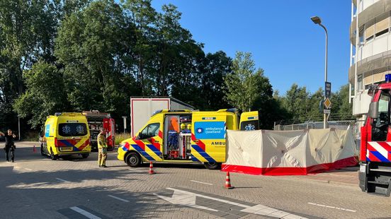 Fietser met spoed naar ziekenhuis na aanrijding met vrachtwagen in Deventer.