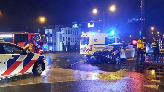 112 nieuws: Gewonde bij ongeluk in Enschede en hegbrand in Steenwijkerwold. 112 nieuws: Gewonde bij ongeluk in Enschede en hegbrand in Steenwijkerwold.