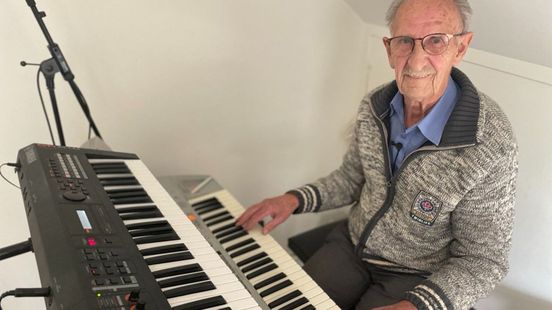 Keyboardsensatie Bert (82) is een hit op internet: 'Ik doe ook maar wat'