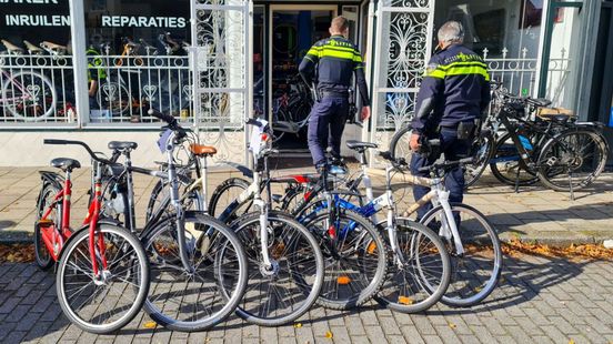 112 nieuws: Politie rolt wietkwekerijen op in Deventer | Postbode raakt gewond bij aanrijding met auto.
