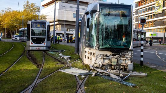 Tramverkeer op Hofplein helemaal plat na ongeluk met negen gewonden. Tramverkeer op Hofplein helemaal plat na ongeluk met negen gewonden.