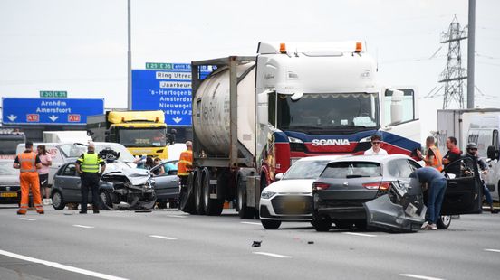 A12 dicht door ernstig ongeluk bij De Meern, twee vrachtwagens en 3 personenautos betrokken.
