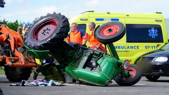 Ernstig ongeluk met trekker, bestuurder bekneld. Ernstig ongeluk met trekker, bestuurder bekneld.