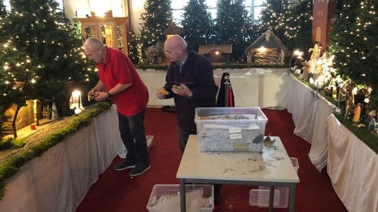 Henk en Willy bouwen nog één keer hun 128 kerststallen op in de kerk