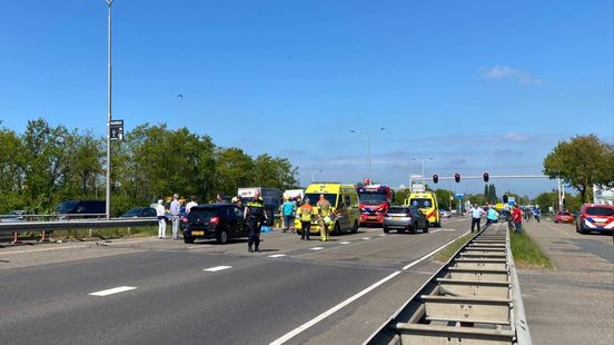 Ongeluk met meerdere autos in Hengelo; een slachtoffer naar ziekenhuis.