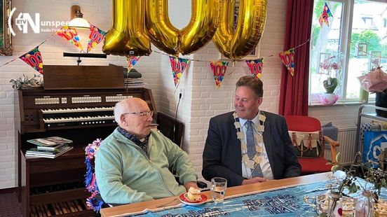 100-jarige heer Schaafsma krijgt felicitaties van de burgemeester