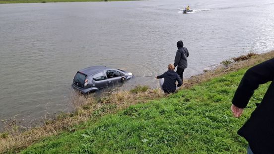 112-nieuws: Auto belandt in water bij Alblasserdam | TUI-vlucht vertrekt na blikseminslag voor de tweede keer