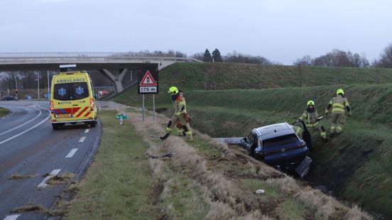 Auto belandt in greppel na frontale botsing, bestuurder naar ziekenhuis. Auto belandt in greppel na frontale botsing, bestuurder naar ziekenhuis.
