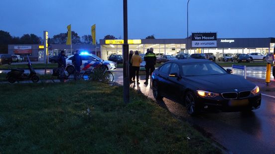Scooterrijder gewond na aanrijding met automobilist in Emmen. Scooterrijder gewond na aanrijding met automobilist in Emmen.