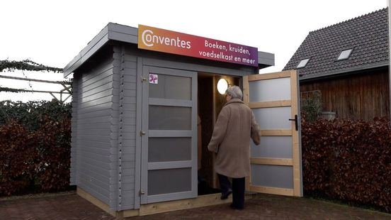 Jacolien gebruikt tuinhuis als deelkast (en daar staan niet alleen boeken in)