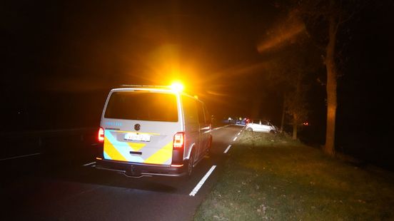 Automobiliste gewond door botsing tegen boom. Automobiliste gewond door botsing tegen boom.