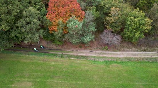 Fluisterstil op jacht naar illegaal motorcrossen op de Sallandse Heuvelrug. Met daarvoor speciaal uitgeruste e-brommers.