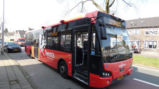 Aanrijding tussen auto en lijnbus op singel in Enschede.