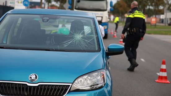 Fietser gewond door botsing met auto in Emmen. Fietser gewond door botsing met auto in Emmen.