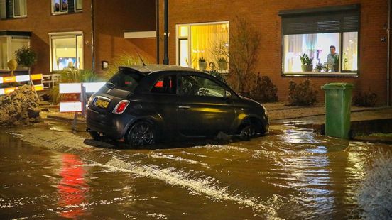 Straat geplaagd door leidingbreuken, auto dreigt weg te zakken in sinkhole