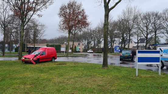 Gewonde bij ongeluk in Assen met twee autos. Gewonde bij ongeluk in Assen met twee autos.