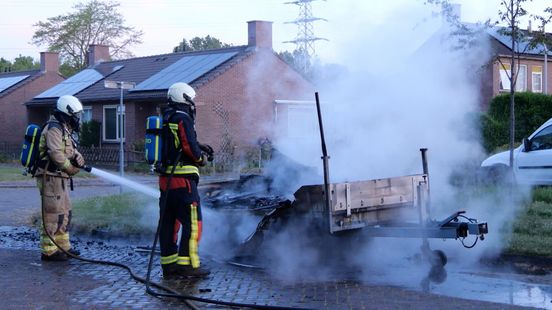 Brand legt aanhanger in Hoogeveen in de as