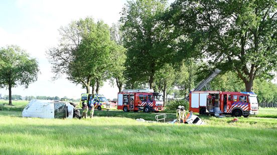 Auto en bestelbus schieten na ongeluk in Vriezenveen weiland in. Auto en bestelbus schieten na ongeluk in Vriezenveen weiland in.