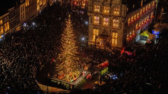 hobby Absurd optie De lichtjes in de grote kerstboom gaan aan, kijk hier live naar Gouda bij  Kaarslicht - Omroep West