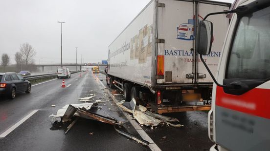 Lange file op A28 na klapband vrachtwagen