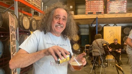 vertalen thee roekeloos Sjak maakt bier met houtsnippers van een heel bekend gitaarmerk - Omroep  Zeeland