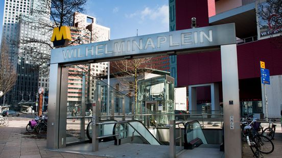Bezorger mishandeld in Rotterdam-IJsselmonde | Metros rond Wilhelminaplein rijden weer na ongeluk. Bezorger mishandeld in Rotterdam-IJsselmonde | Metros rond Wilhelminaplein rijden weer na ongeluk.