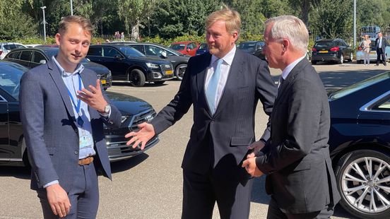 Koning Willem-Alexander bezoekt aanmeldcentrum Ter Apel