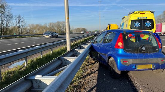 Twee rijstroken bij Deventer dicht na ongeluk, lange file. Twee rijstroken bij Deventer dicht na ongeluk, lange file.