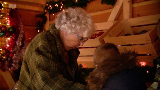 'Buurvrouw Lodder' uit Winterswijk krijgt kerstboom: 'Normaal haalde mijn man die altijd'