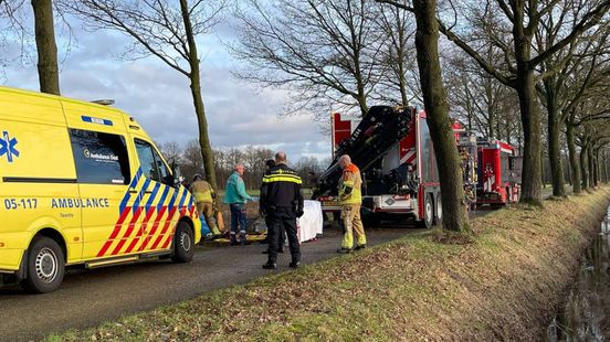 112 Nieuws: Ernstig ongeval in Enschede, auto in de sloot. 112 Nieuws: Ernstig ongeval in Enschede, auto in de sloot.